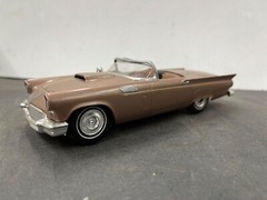 C16 Amt 1957 Ford Thunderbird vintage built model 1/25.