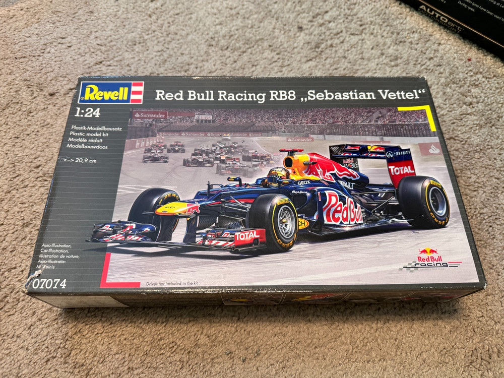 Revell 1:24 scale model kit: Red Bull RB8 – Sebastian Vettel 2012. Condition: op