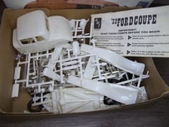AMT Model car kit ’32 Ford ” Deuce” coupe street rod or stock ’32 Z58