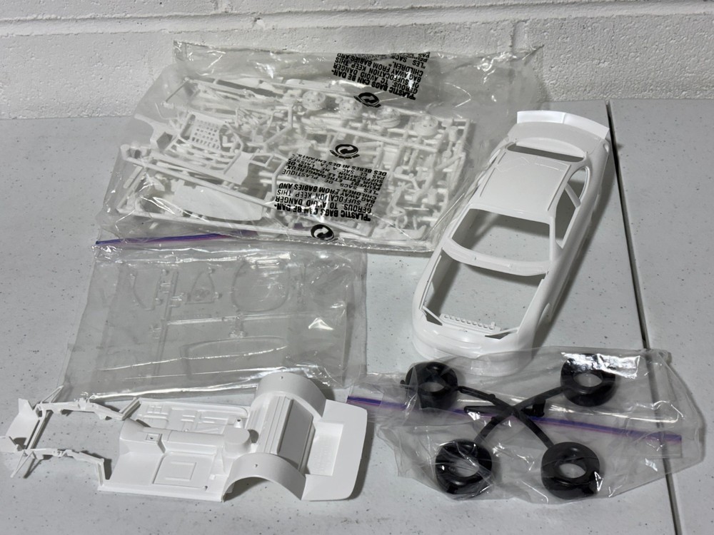 Revell 1/24 NASCAR 1998 Ford Taurus Body in White Complete NEW Stock Car Racing