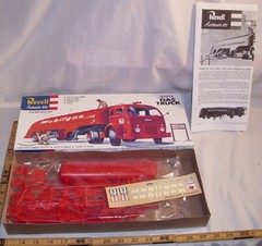 REVELL WHITE FRUEHAUF MOBIL GAS TRUCK MODEL KIT 1402 BOXED