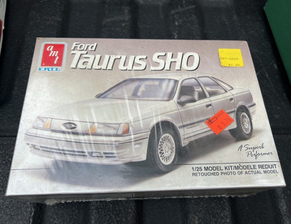 AMT Ertl Ford Taurus SHO 1:25 Scale Unassembled Model Kit ERT-6265