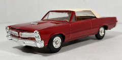 PONTIAC GTO 1965 Built Up Red and White Vintage Assembled Model Car 1:25 Scale