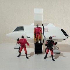 V Visitors X3 figures 3.75 inch and Skyfighter 1/18 scale model with open gates
