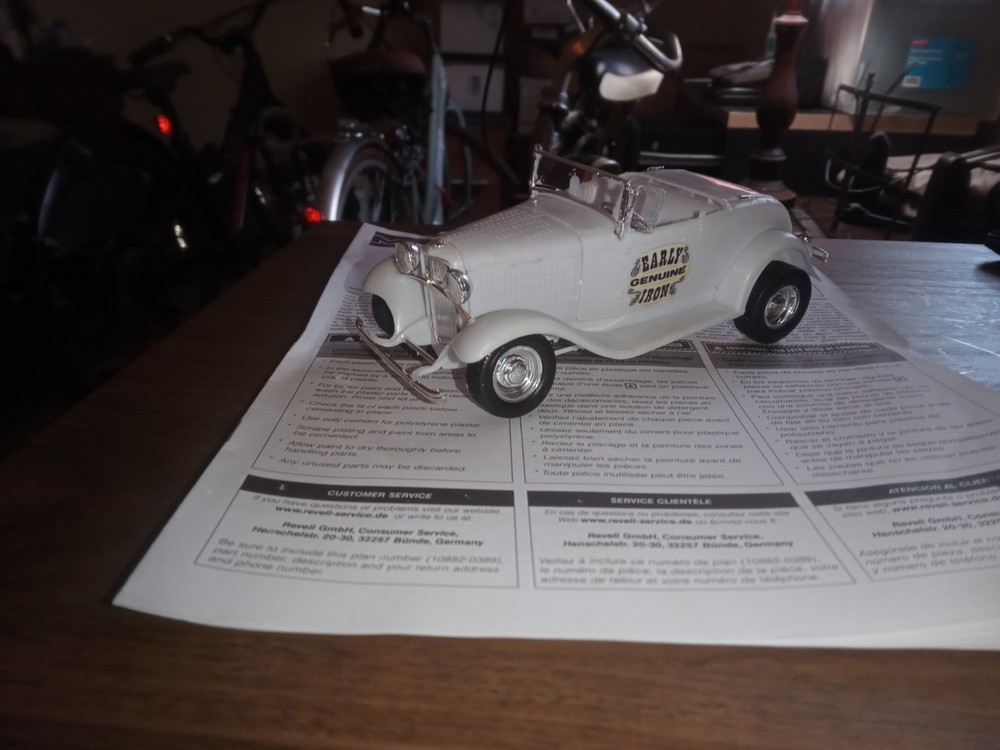 Monogram Classic Cruiser ’32 Ford Street Rod 1:24 Scale Model Car Kit Level 4