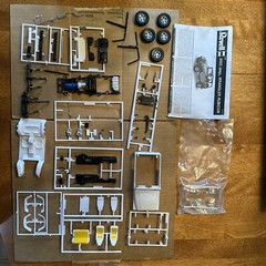 Revell JEEP WRANGLER RUBICON 1:25 Scale Plastic Model Kit 85-4501 Used Started