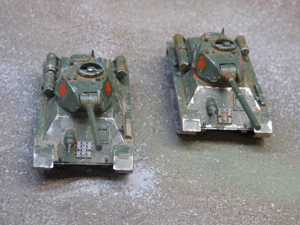 Roco Minitanks Parts Group (2) Painted WWII Russian T34 / 85 Tanks Lot #7367K©