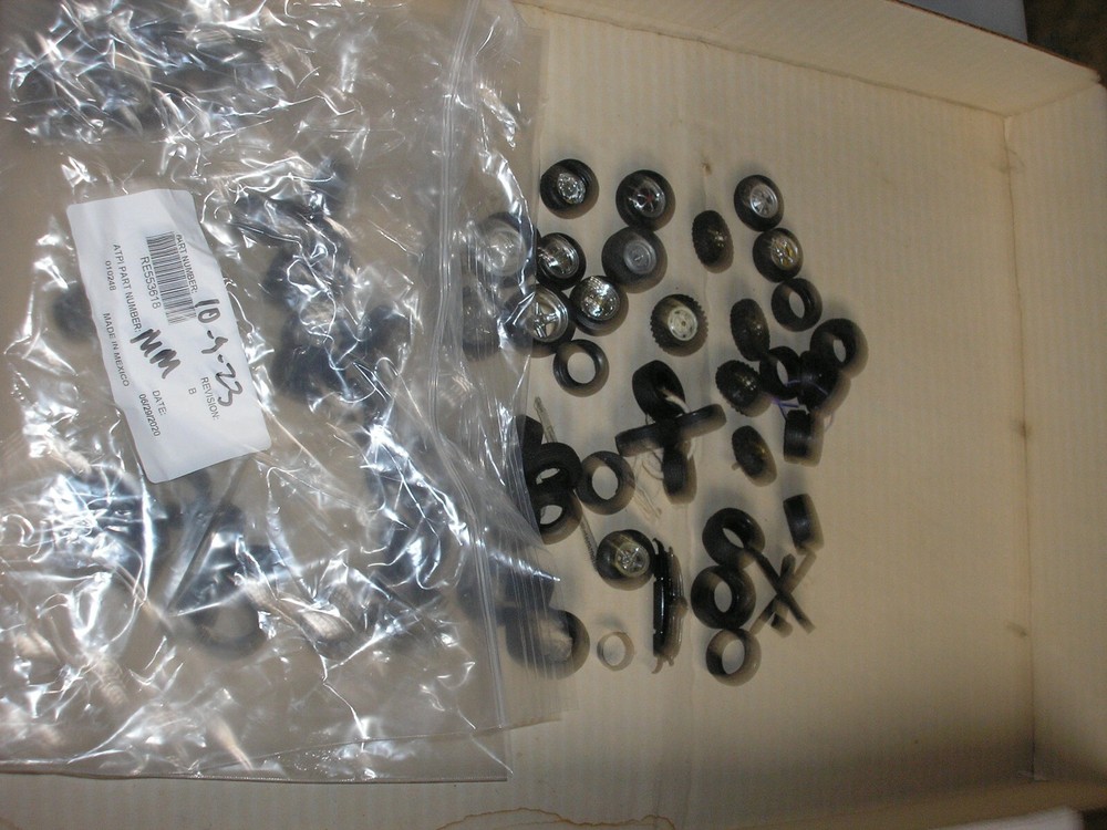 Vintage 1/25 or 1/24 ? Lot MM of Car & Truck parts for parts or restore Free SH