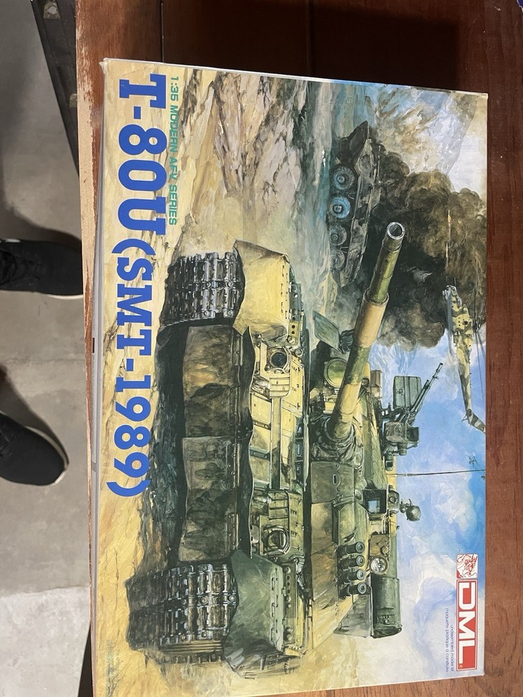 DML 1/35 Modern AFV Series T-80u (smt-1989) Model Tank Kit