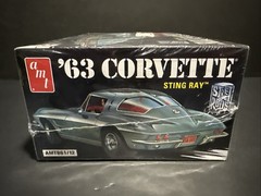 AMT 861 Chevrolet Corvette Split Window Sting Ray 454 1:25 Model 2n1 2015 Sealed