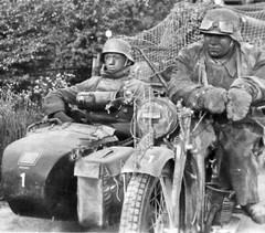 1/35 German Motorcyclists WW 2 “Letting off steam…” Master Box 3539 Model kit