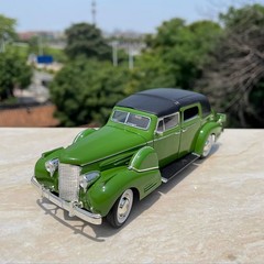 1:32 Vintage Vehicle Diecast Toy For Cadillac Classic Car Alloy Model Souvenir