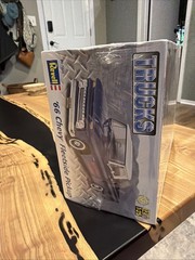 LEVEL 4 MODEL KIT 1966 CHEVROLET FLEETSIDE PICKUP TRUCK 1/25 BY REVELL 85-7225