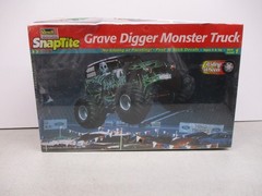 Revell Snaptite Grave Digger Monster Truck 1/25