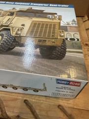 HobbyBoss 85502 M1070 Truck Tractor & M1000 HETS Semi-Trailer Model Kit 1:35