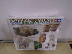TAMIYA #35026 1/35 SCALE MILITARY MINIATURES JERRY CANS SET NEW IN DAMDED BOX