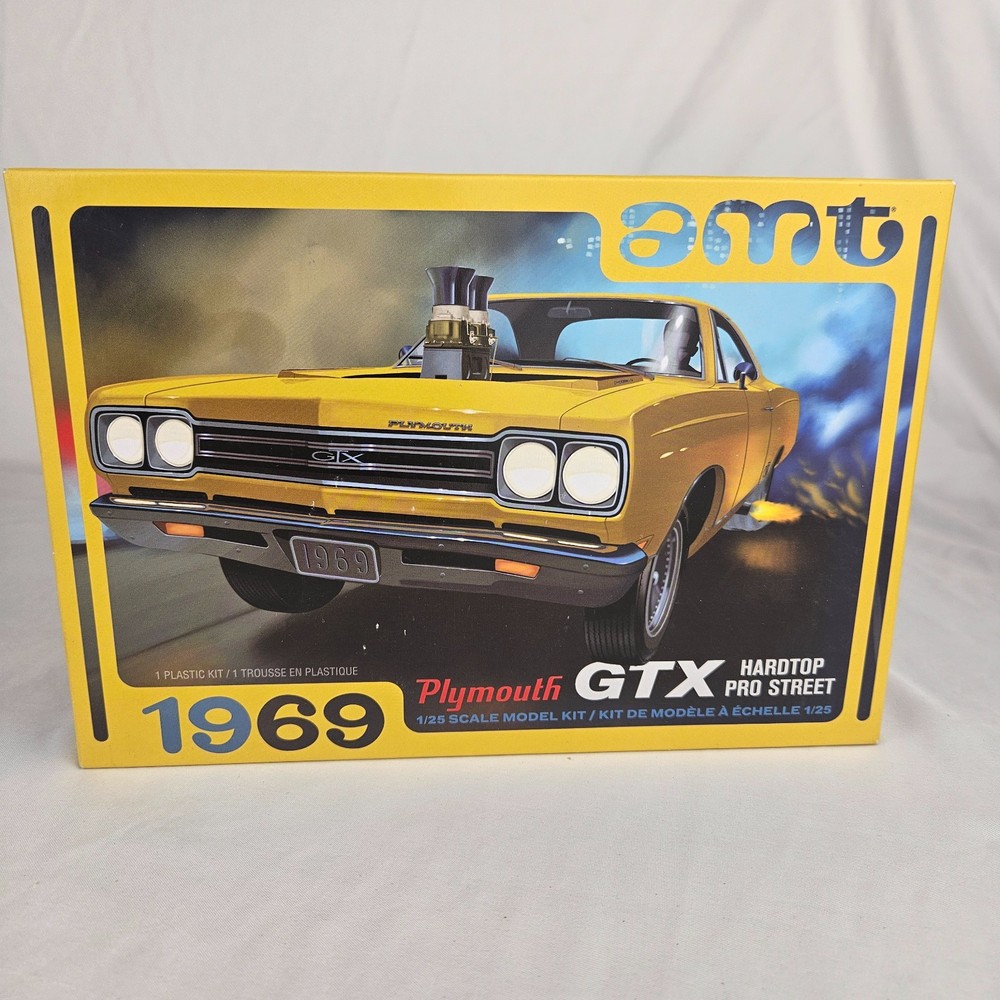 AMT Plymouth GTX Hardtop Pro Street 1/25 Scale Plastic Model Kit