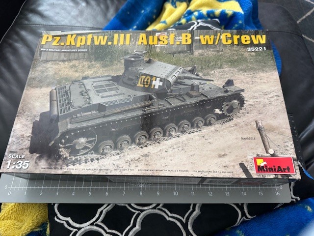 Miniart 1/35 Pz.Kpfw.III Ausf.B w/Crew #35221 Plastic Model Kit Open Box!
