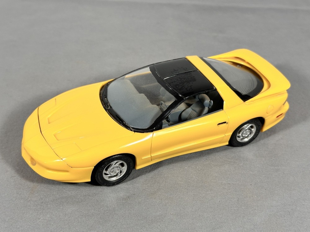 1/24 Scale 1993 Pontiac TRANS AM T-top 1/25 PROMO Model Car YELLOW Firebird AMT?