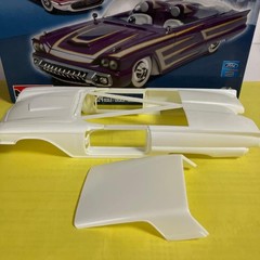 Monogram 1/24 1958 Ford T Bird Convertible 2in1 Kit Model Kit Includes