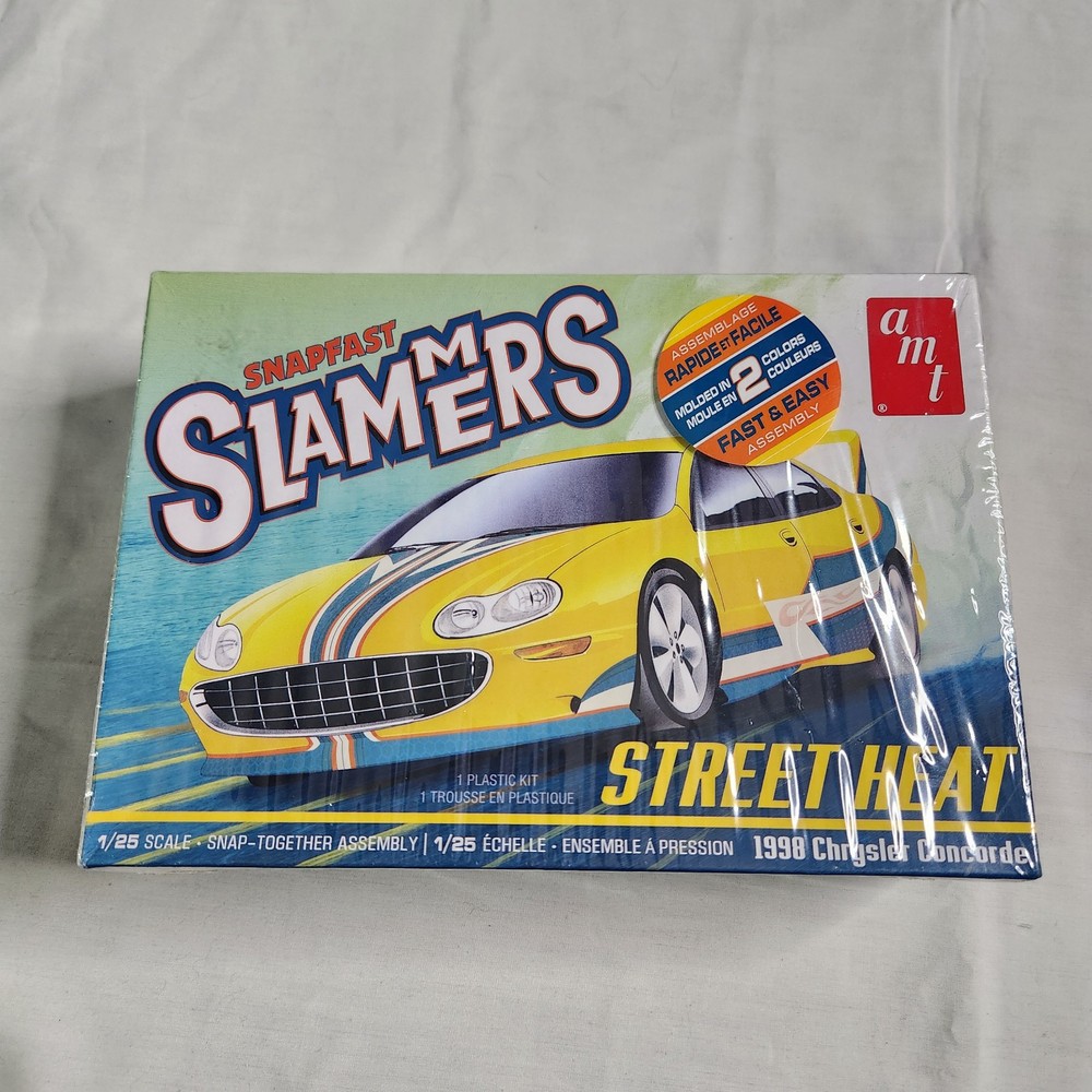 AMT Street Heat 1998 Chrysler Concorde Slammers SNAP 1:25 Scale Model Kit – New
