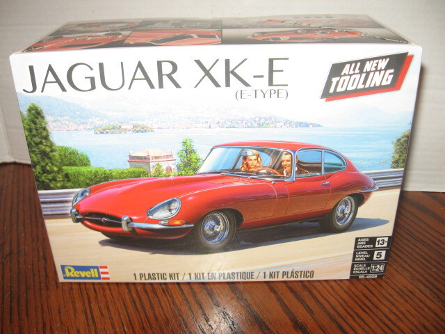 REVELL LEVEL 5 MODEL KIT JAGUAR XK-E (E-TYPE) 1/24 SCALE MODEL CAR 85-4509