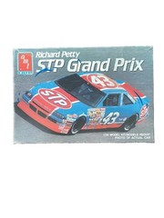 Richard Petty AMT Ertl 6728 1/25 43 STP Pontiac NASCAR Model Kit 1990 Open Box