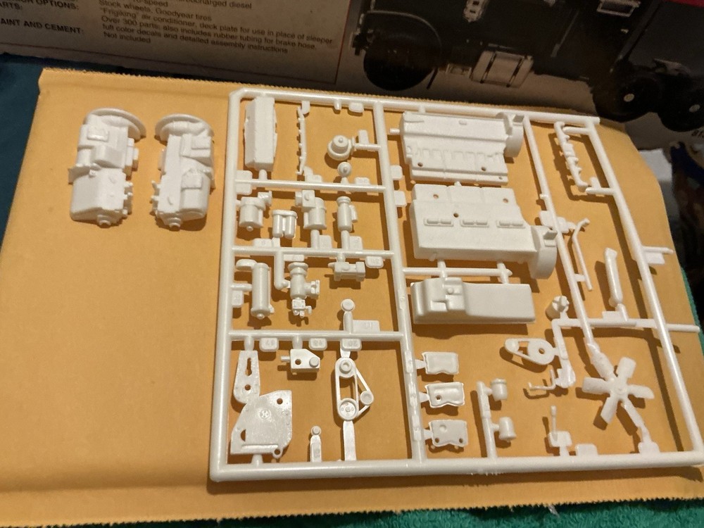 1 25 scale model parts Diamond Reo Engine Parts Lot Only