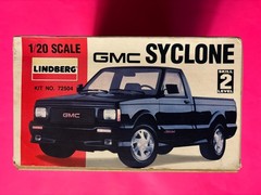 1991 GMC SYCLONE PICKUP TRUCK MODEL KIT LINDBERG BIG 1/20 SCALE COOL LOOK!!