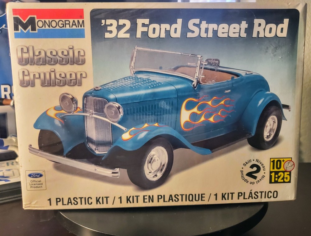 CLASSIC CRUISER 32 FORD MONOGRAM STREET ROD 1/25 SCALE MODEL KIT *SEALED*