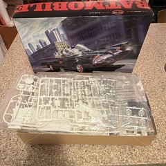 Polar Lights Batmobile Batman 1:25 Plastic Model Kit Unassembled Skill 2 #1010