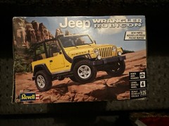 Revell JEEP WRANGLER RUBICON 1:25 Scale Plastic Model Kit 85-4501 Used Started