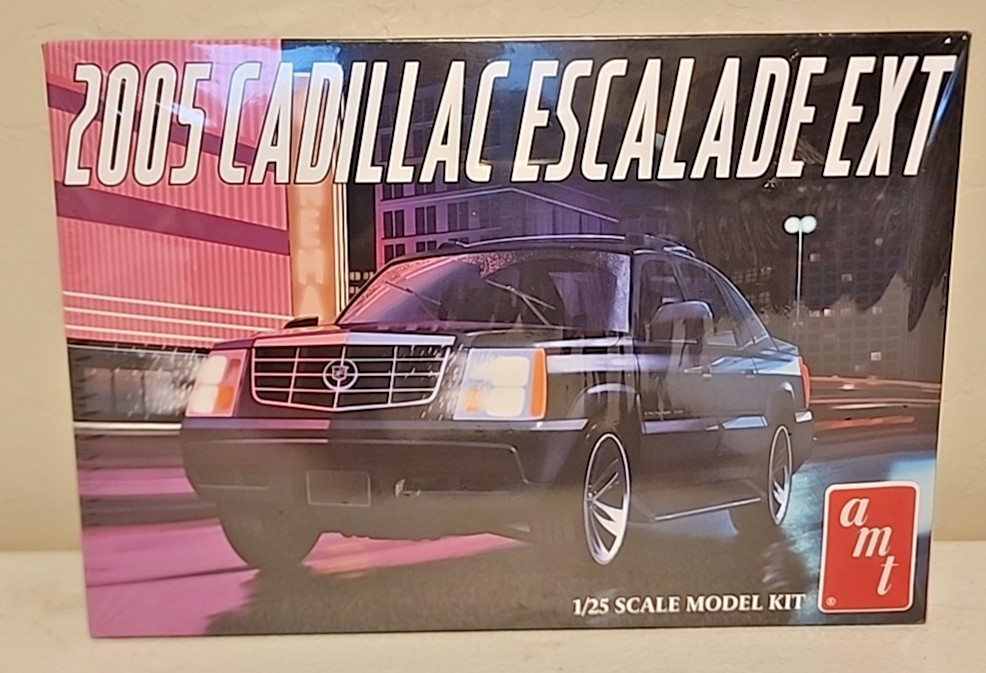 AMT 2005 Cadillac Escalade EXT Kit # AMT1317/12 Factory Sealed 1:25