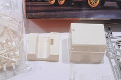 AMT PETERBILT CABOVER PACEMAKER 352 TRACTOR SCALE 1:25 MODEL KIT INCOMPLETE