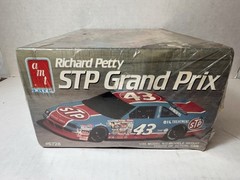 AMT Richard Petty STP Pontiac Grand Prix 1/25 Model Kit #6728 1990 (NEW SEALED)