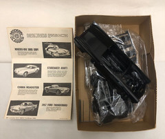 AMT Vintage 1957 Ford Thunderbird Modern Classic 1/25 Scale Model