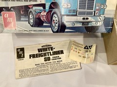 AMT White Freightliner SD Truck Tractor Plastic Model Kit 1:25 Scale (Open Box)