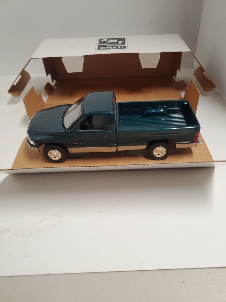 1995 Dodge Ram 2500 Emerald Green/Silver dealer promo 1/25 AMT Ertl