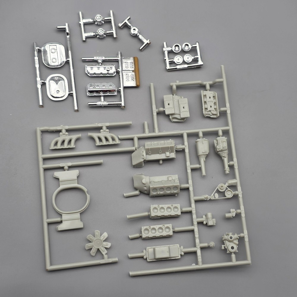 AMT 1/25 1968 Plymouth Road Runner Parts Kitbash Hemi 426 Engine Motor Custom