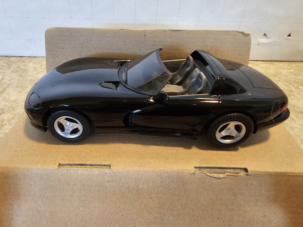 1:25 Scale AMT Ertl Plastic Model Car #6128 1993 Dodge Viper RT/10