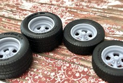 1/24 Scale: 15-inch “Keystone Klassic” Resin Wheels W/ Wide Rear Tires￼
