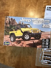 Revell JEEP WRANGLER RUBICON 1:25 Scale Plastic Model Kit 85-4501 Used Started