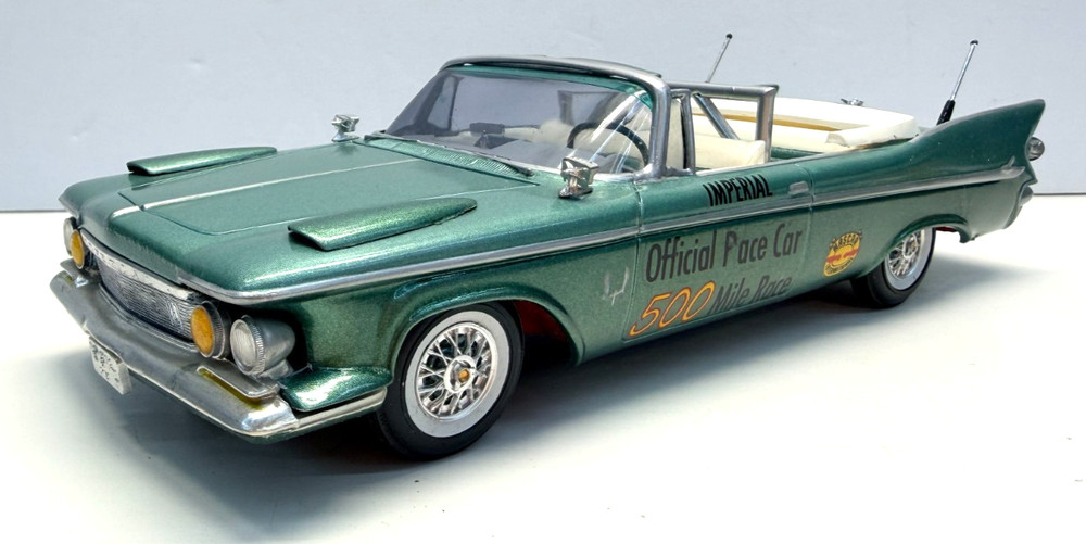AMT 1:25 Scale 1961 Chrysler Imperial Indy 500 Pace Car Klaver Pro-Built Model