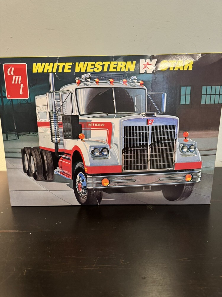 AMT By Round 2 AMT724/06 White Western Star Retro Deluxe 1/25 Scale Model Kit