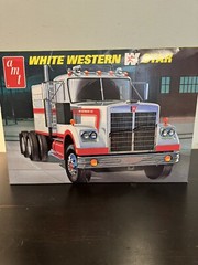AMT By Round 2 AMT724/06 White Western Star Retro Deluxe 1/25 Scale Model Kit