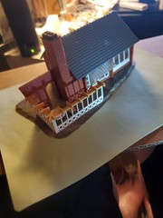 Faller No.264 – H0 60’s Vintage House w/Outdoor Patio & RR Train Platformloo