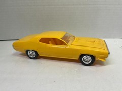 1/25-1/24 REVELL 1971 PLYMOUTH GTX YELLOW BUILT PARTS MODEL CAR KIT