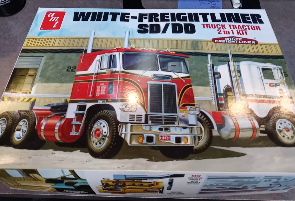 AMT WHITE FREIGHTLINER SD DD TRACTOR TRAILER MODEL KIT-Incomplete-parts shown