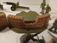 SNAP PLASTICS No. 152 BUILT 1/40th 105mm HOWITZER Lot With Various Fiqures