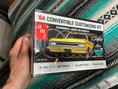 AMT 1964 Oldsmobile F-85 Cutlass Convertible 1:25 Model Kit 3 in 1